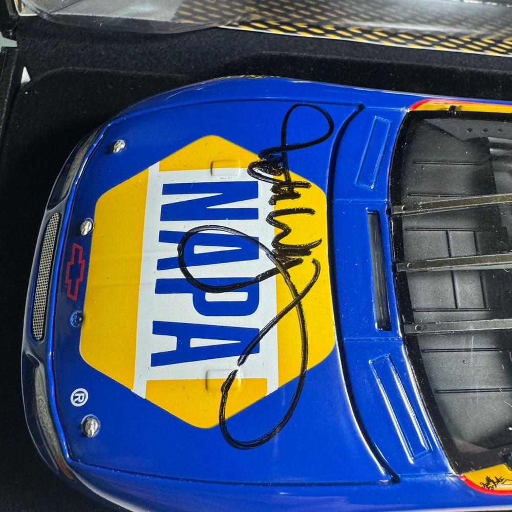 NASCAR Autographed Michael Waltrip Napa Daytona Raced 2001  Elite model 1:24 - Picture 2 of 8